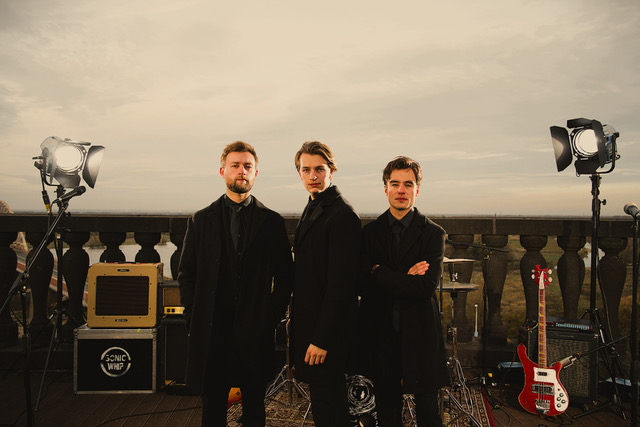 Sonic Whip  + support door KinKobra